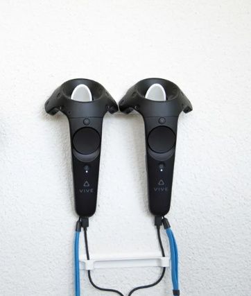 HTC Vive Pro комплект + 3 контролера + стойки за хедсета и контролери