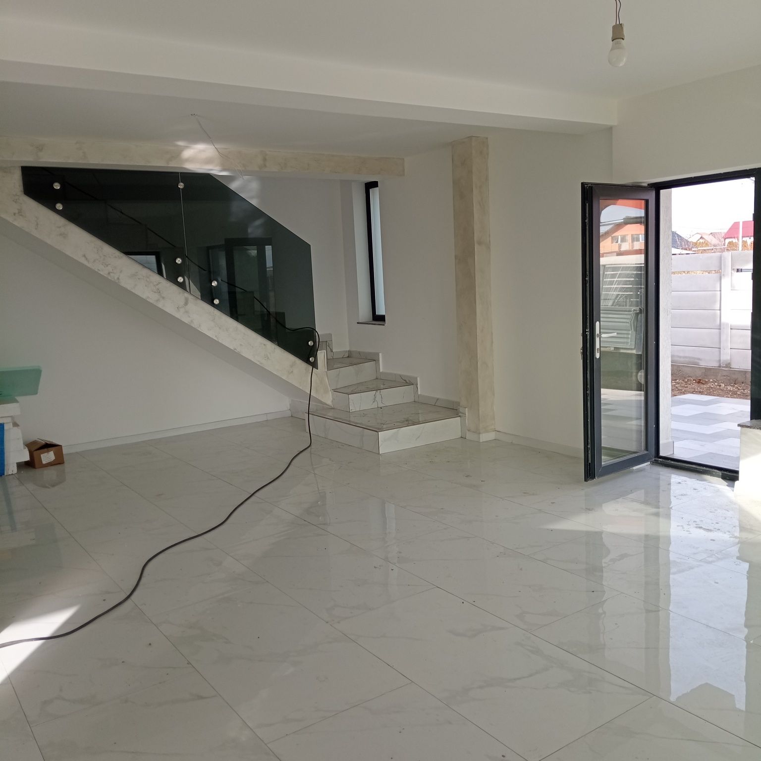 Vând casă la cheie in spate târg săptămânal Bradu