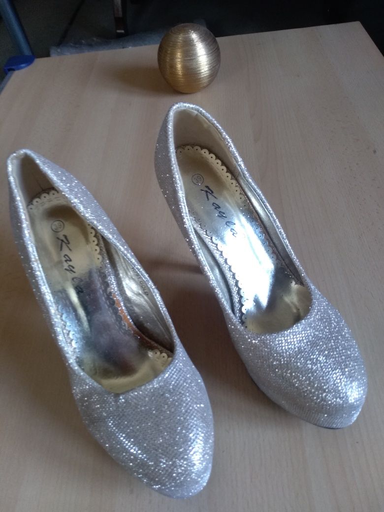 Pantofi aurii și argintii mărimea 39