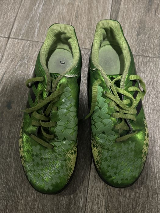 Футболни обувки стоножки и бутони