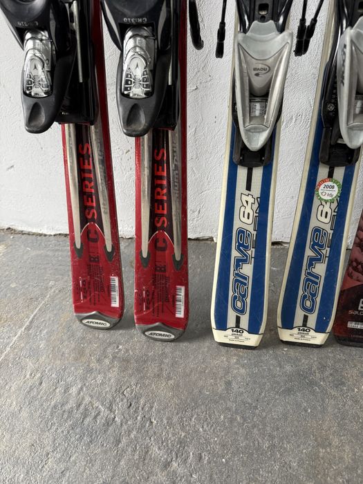 De vanzare patru perechi de schiuri