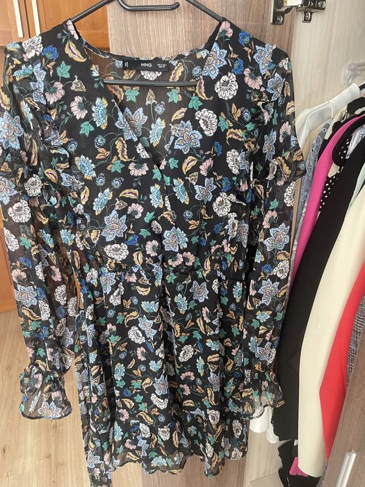 Флорална къса рокля Mango