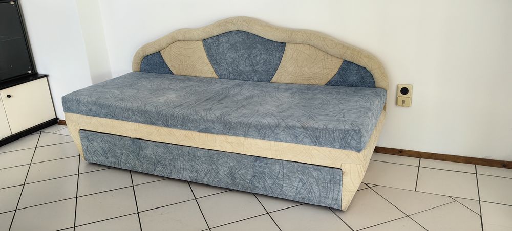 Разтегателен диван с място за съхранение