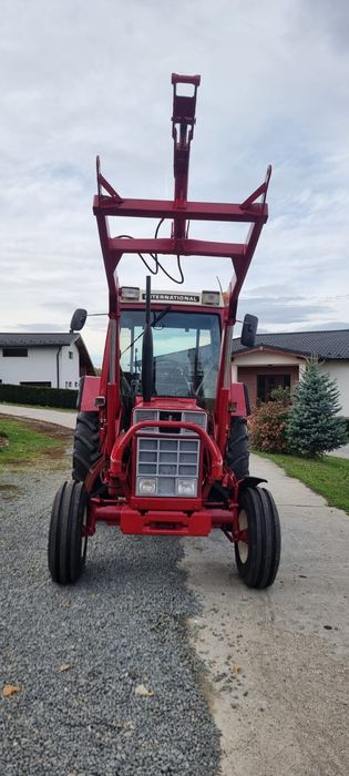 Tractor Internațional 745 XL cu încărcător