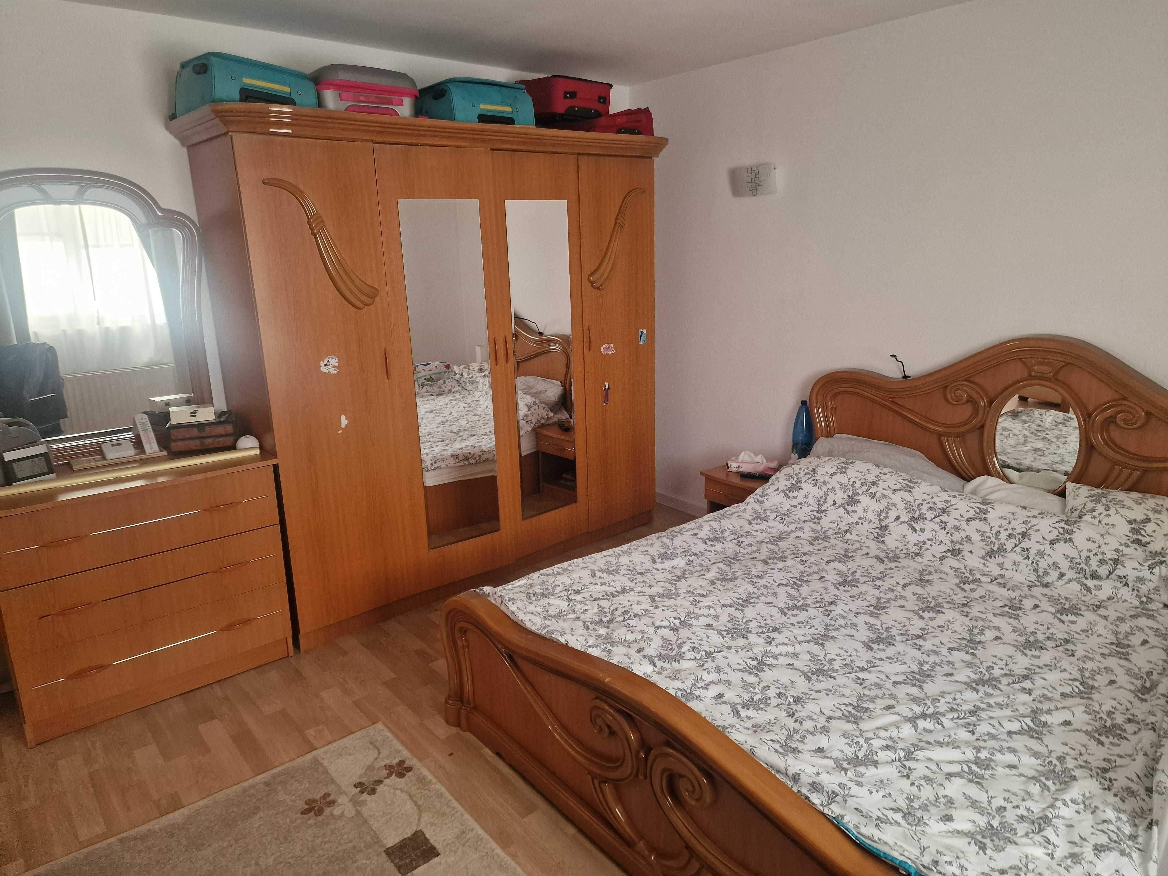 Mobilier complet pentru dormitor pat sifonier noptiere comoda oglinda