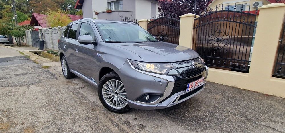 Mitsubishi Outlander 2,4l motor twin 4wd plug in hybrid ,led,piele,camera,2 chei, revizii