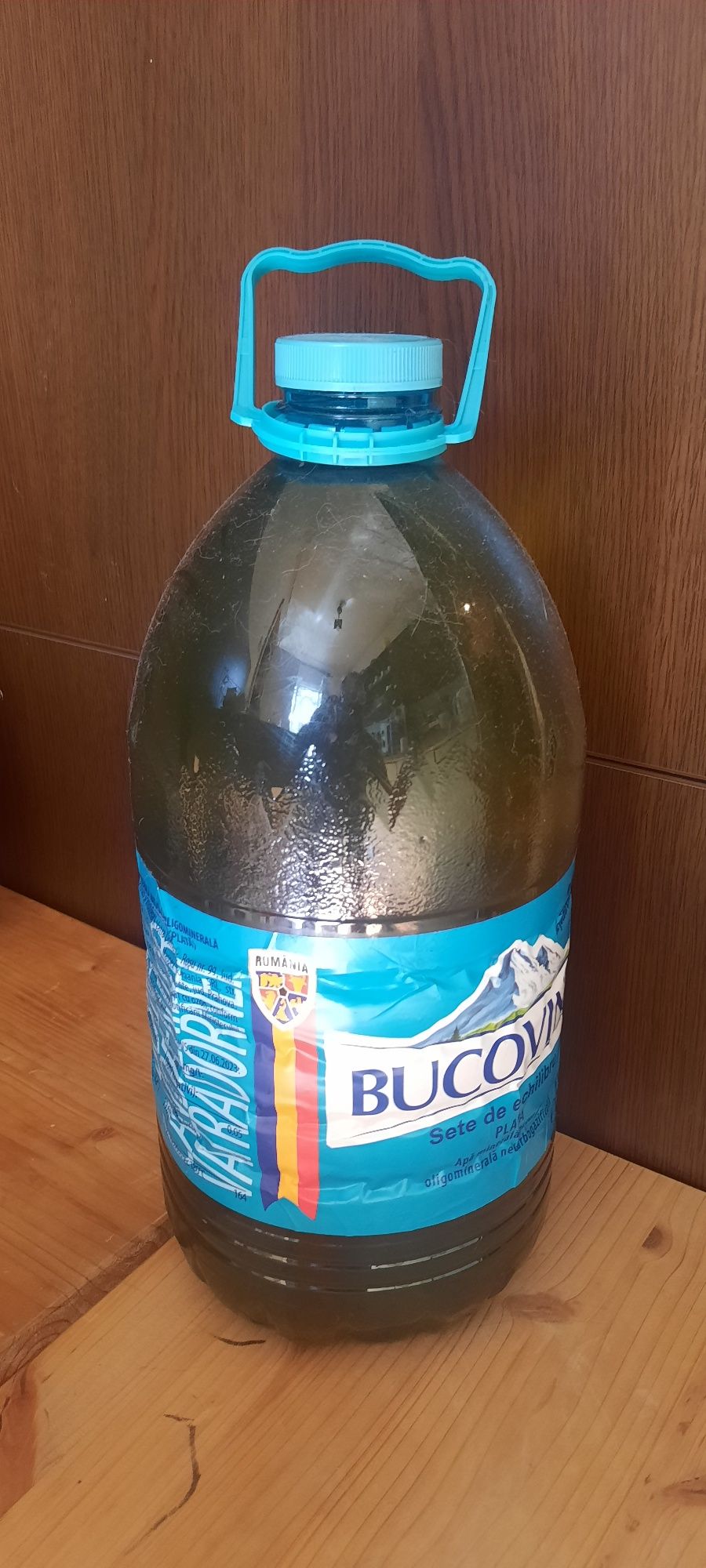 Vand miere din flori de salcam și alte flori.