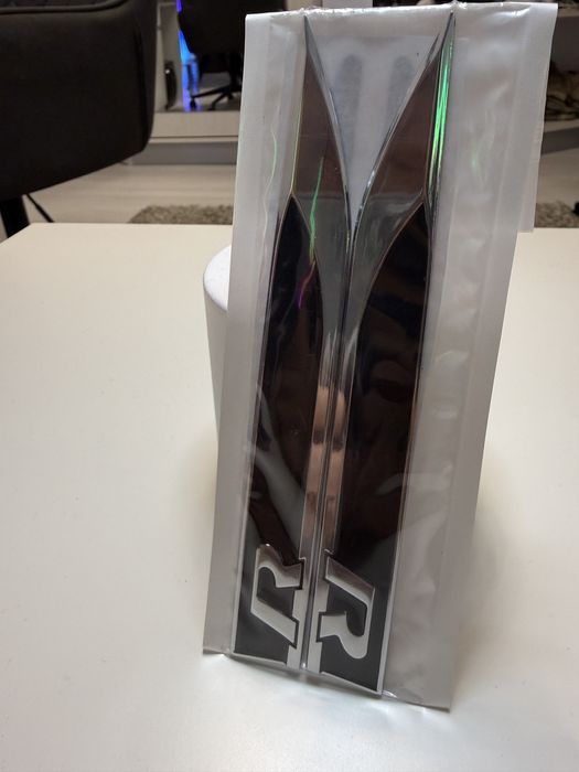 Emblema R line pentru aripi