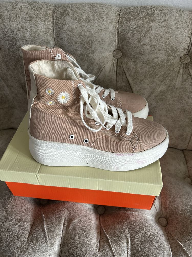 Adidasi dama Bershka