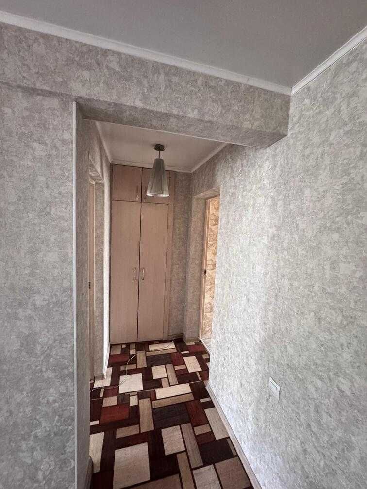 Продаётся 3-х комн квартира в центре города в кирпичном доме. 2 этаж.
