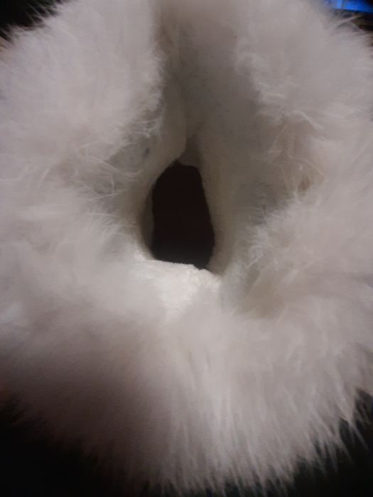 Vind cizmulițe  superbe albe cu blanită