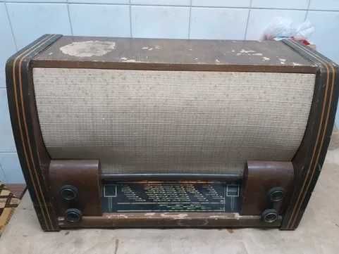 Aparat de radio foarte vechi