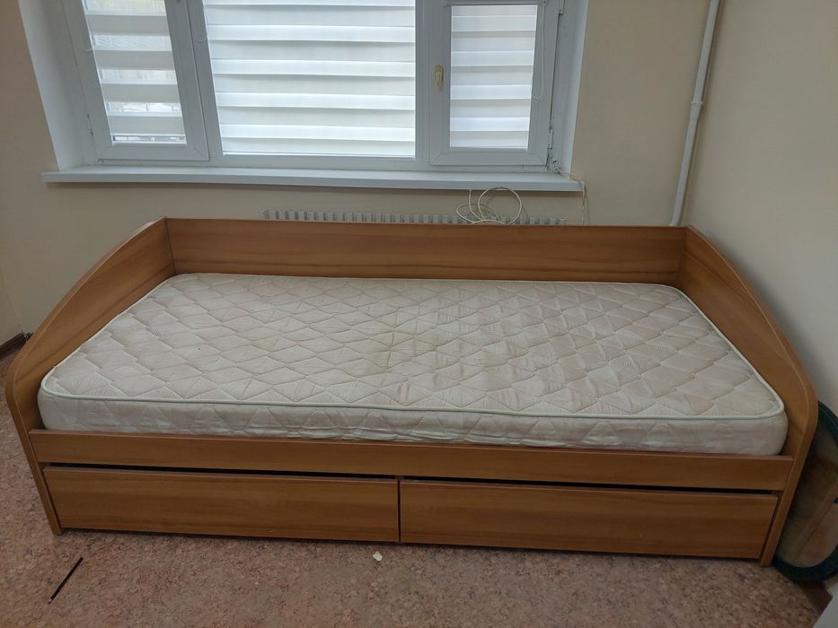 Кровать чистая. Очень хорошая. Внизу можно поместить очень много вещей