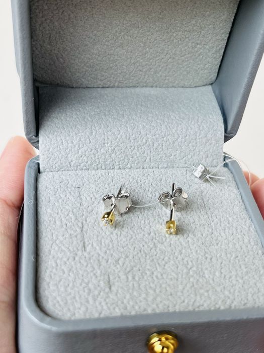 Серьги гвоздики с бриллиантом , 750 проба Италия