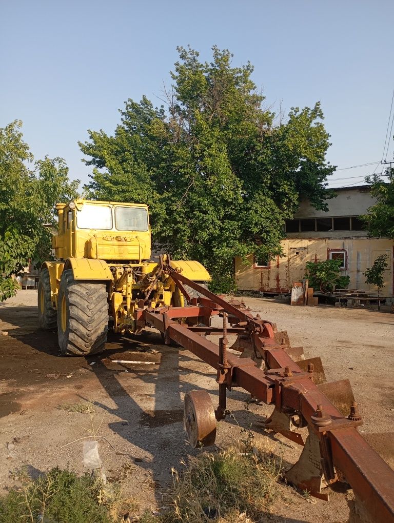 K-701 kasemsot traktor, yaxshi holatda, tayyor holat, plugi bilan