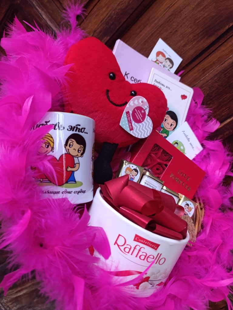 Подарочной бокс Love is для любимой девушки с Пандорой