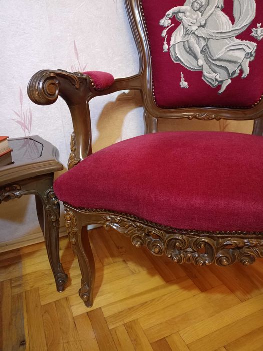 Кресла и масичка "Луи 16-ти" с ръчно бродирани вилерови гоблени.