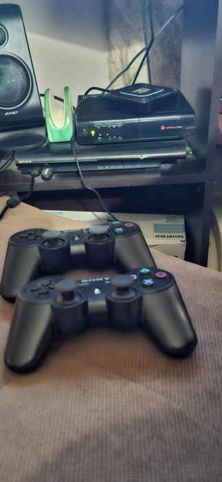 Плеистеишън 3,два джойстика и качени около 90 игри