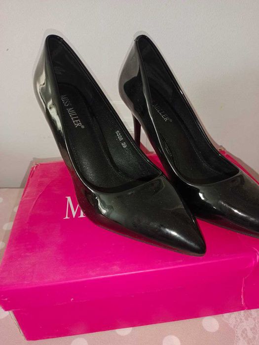 Туфли женские, черного цвета.