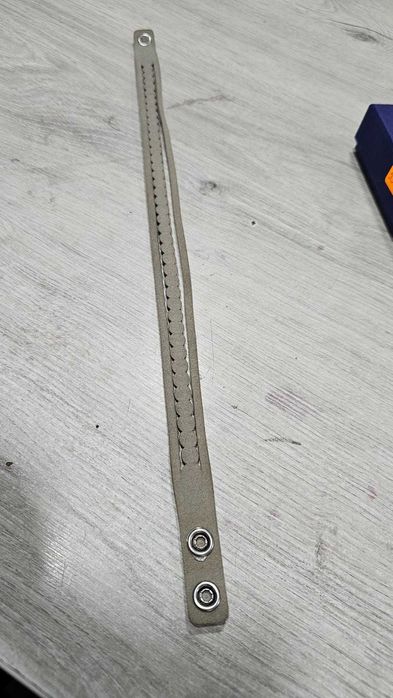 Колие Чокър със светло сива кожа и кристали Swarovski