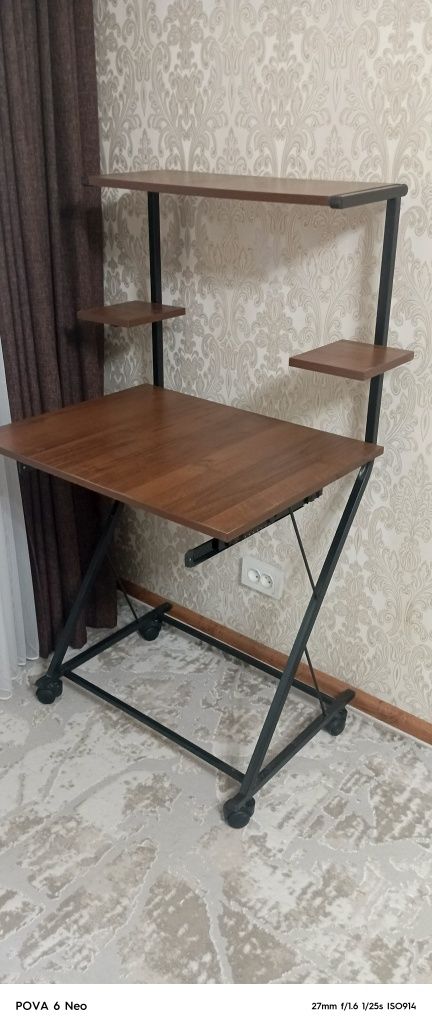 Продам компьютерный столик, можно использовать как парту для занятий