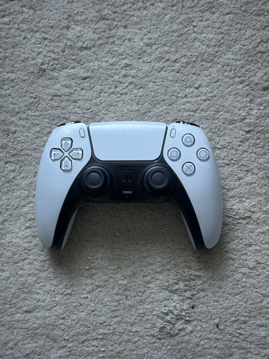 PS5 с игри, зареждаща станция и контролер