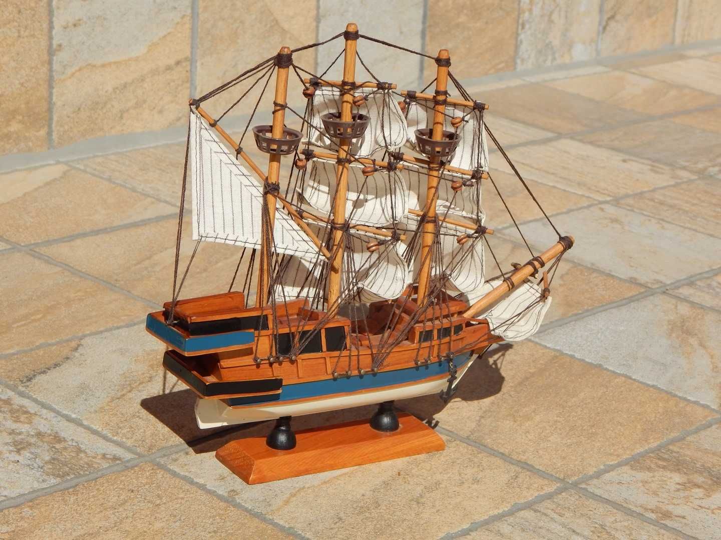 Macheta nava corabie cu panze decorativa din lemn + textil Revenge