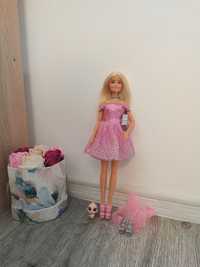 Papusa Barbie cu cadou
