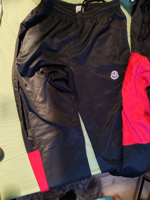 Trening Negru Mon cIer cu Accente Roșii+Gluga Masuri M-S-L-XL