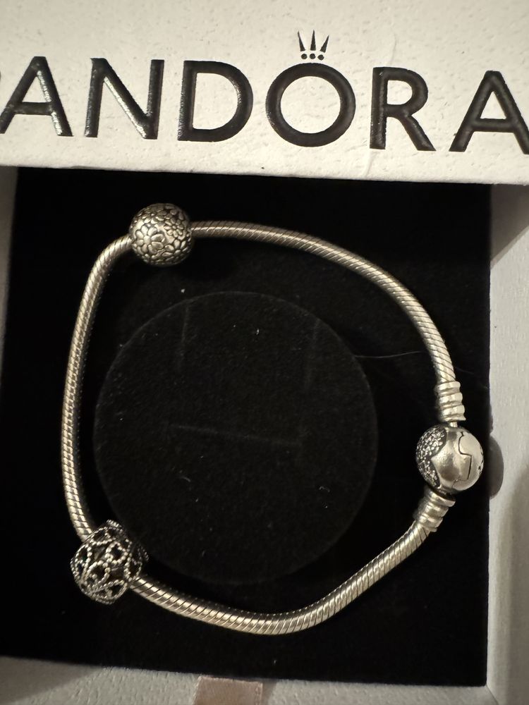 Vand diferite modele de Pandora originale, cu charmuri