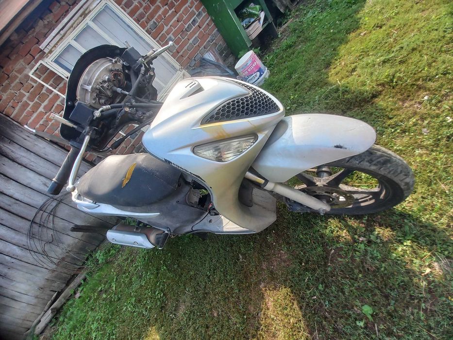 Vand scuter Suzuki sixteen