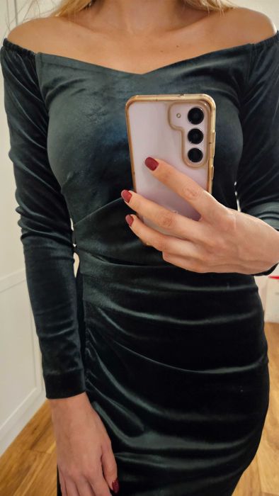 Празнична кадифена миди рокля с паднали рамене и цепка в зелено