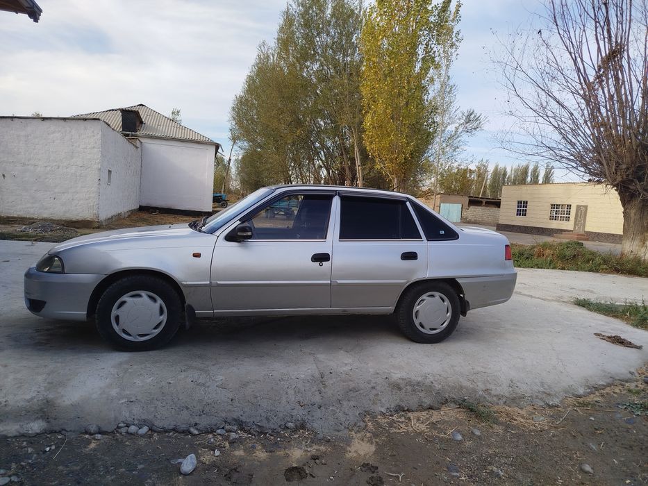 Nexia 2 1.6 sotiladi