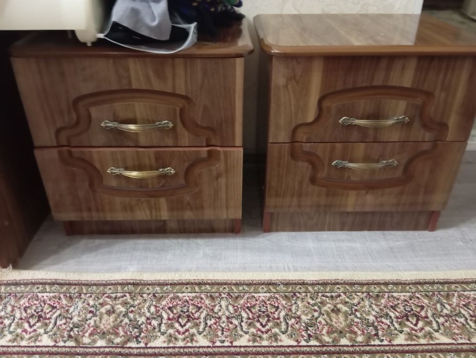 Спальный гарнитур 
Кровать с матрацем 2,0 х1,70
Комод с зеркал