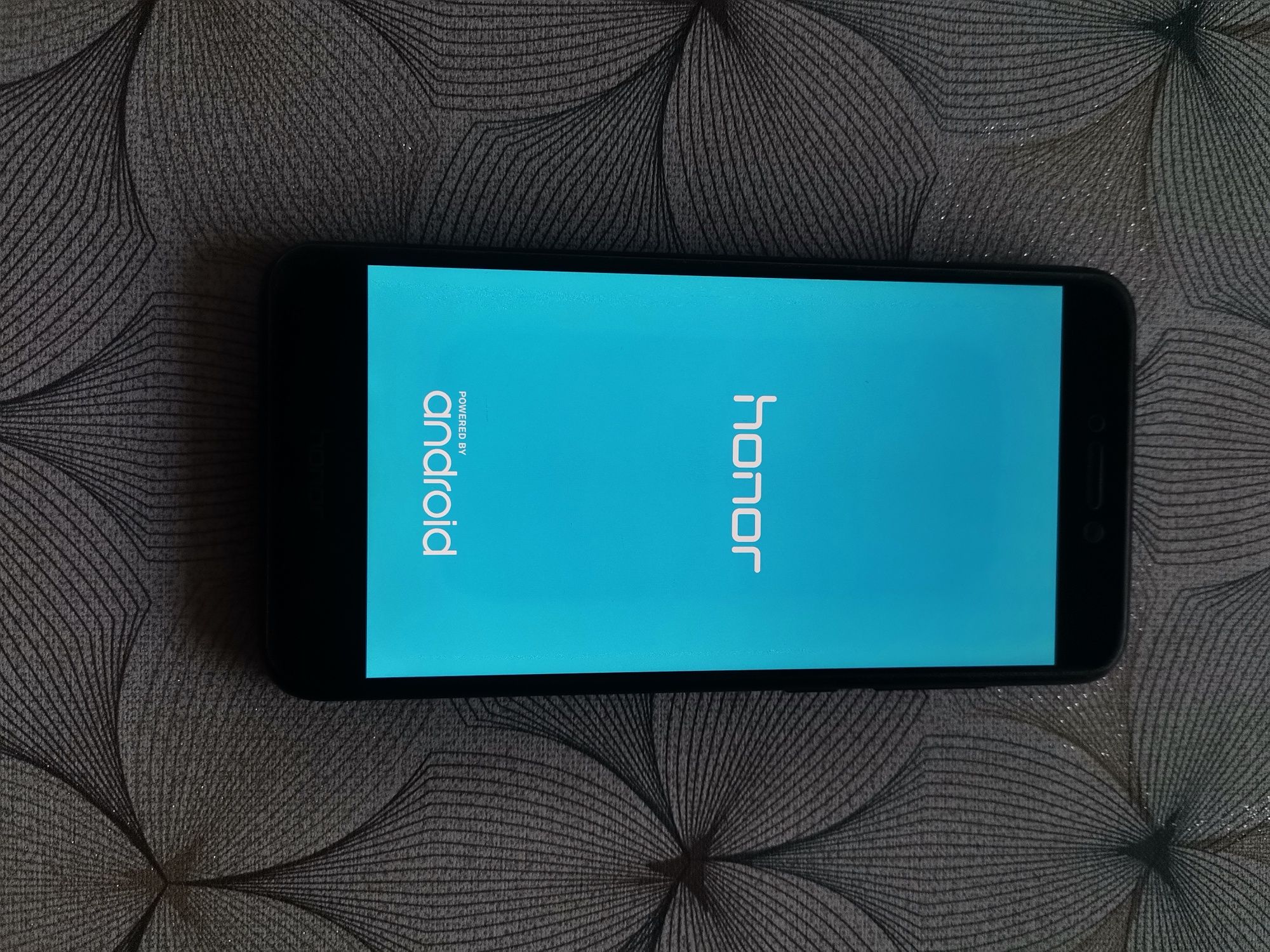 Продавам Honor 8 lite с фабричния найлонов протектор на гърба.