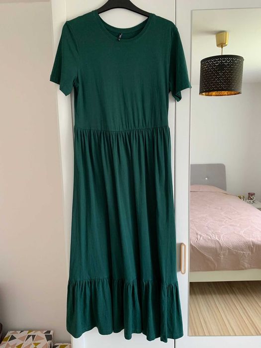 Vând haine de damă purtate, în stare foarte bună. Preț negociabil.