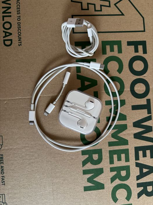 Оригинални кабел и слушалки за iPhone