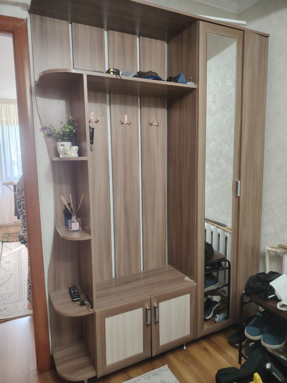 Большой шифоньер и шкаф для прихожей