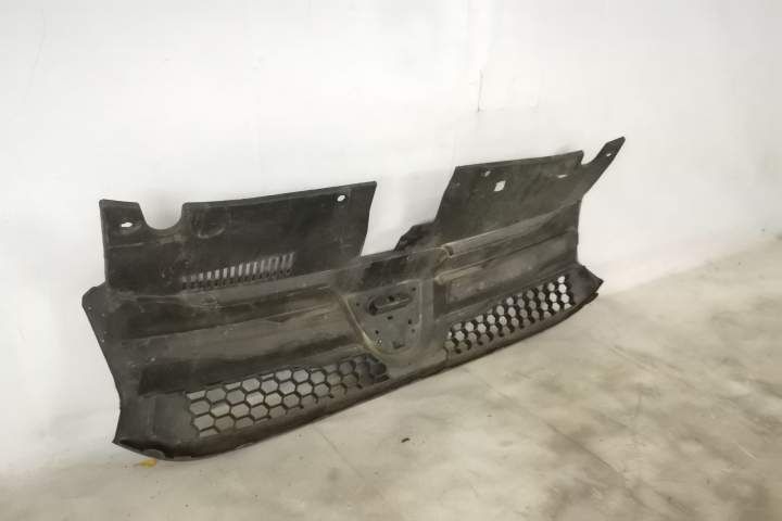 Grila Centrala Radiator Originala In Stare Buna  Dacia  Logan  2 [2013