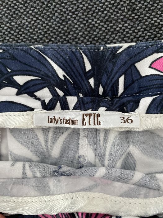 Pantaloni de vara inflorati cu talie inalta