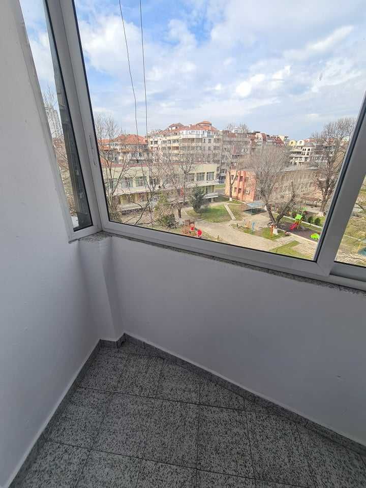Дава се под наем Тристаен апартамент в Бургас, Лазур - 96 кв.м за 229.5 € - Снимка #1