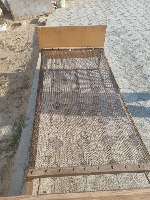 Продам кровать б/у на пружине.