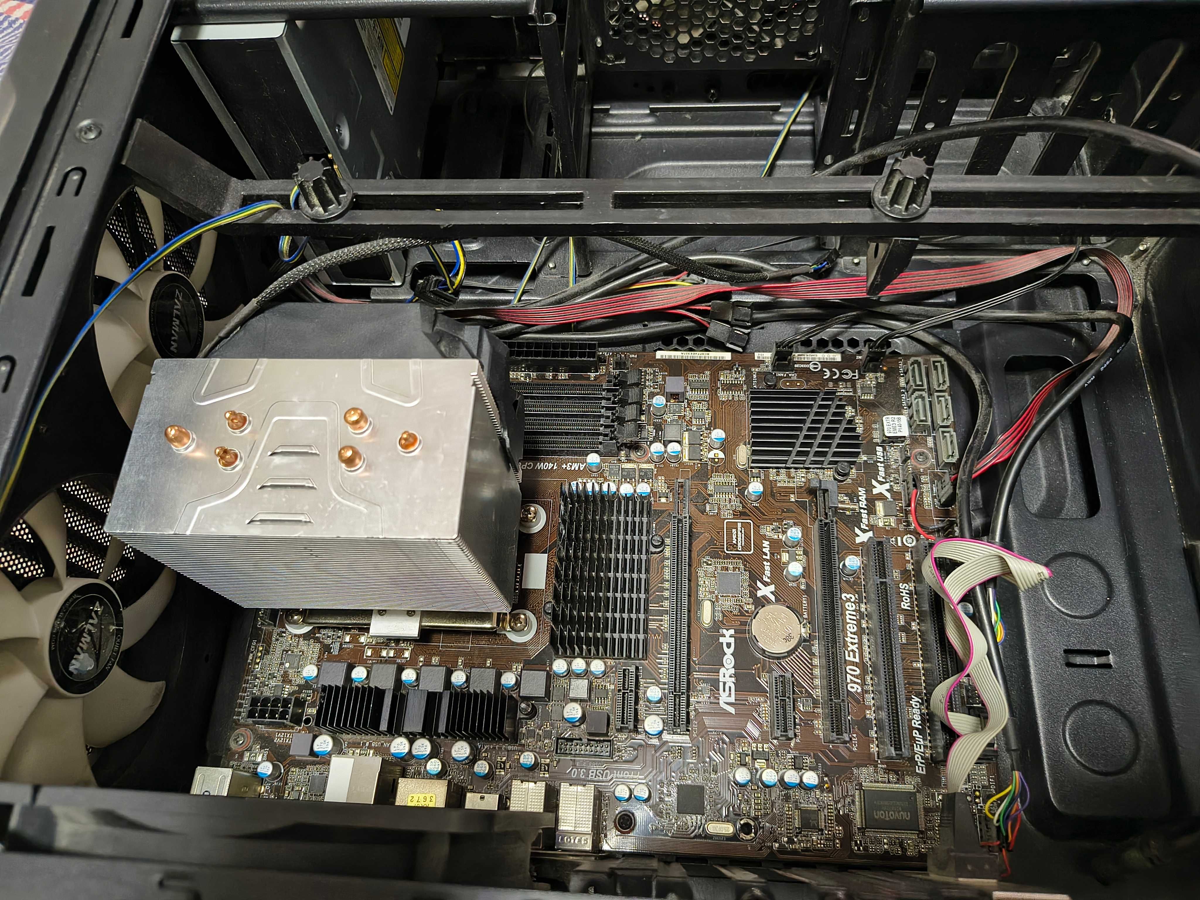 Продавам дъно ASROSK 970 Xtreme 3 и процесор AMD FX 8320 Black Edition