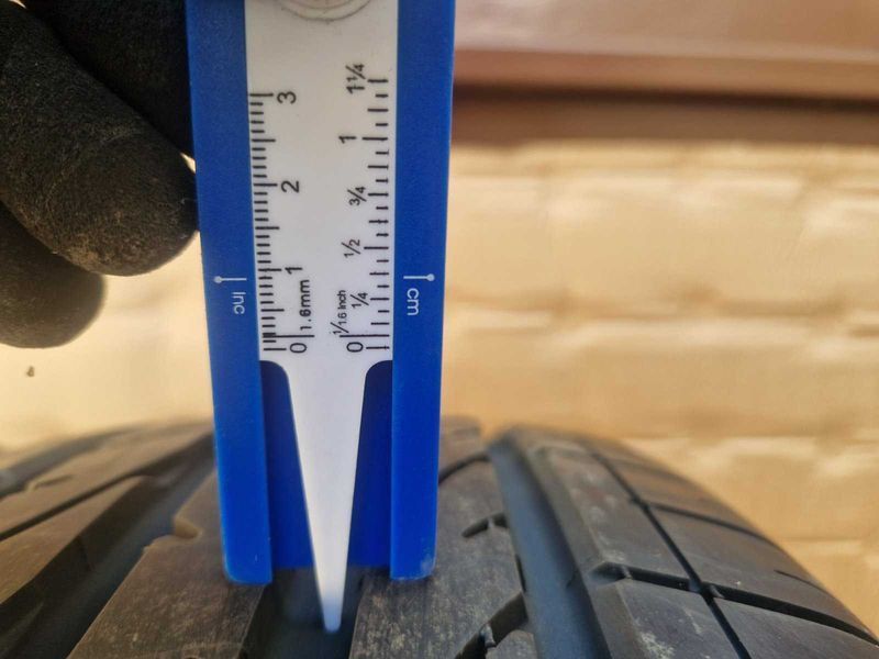 2 Bridgestone R17 255/60
летни гуми
DOT3018