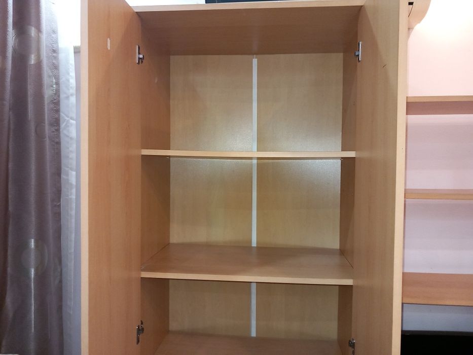 Vand mobilier living biblioteca și masuta Mobexpert, în stare buna