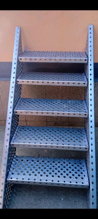 Scara zincate la comanda în toată tara oferim și montaj gratuit
