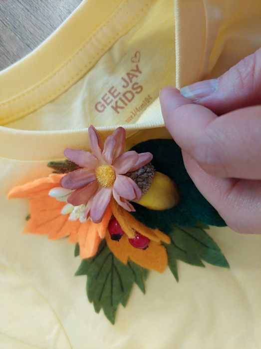 Брошки аксессуары и футболки