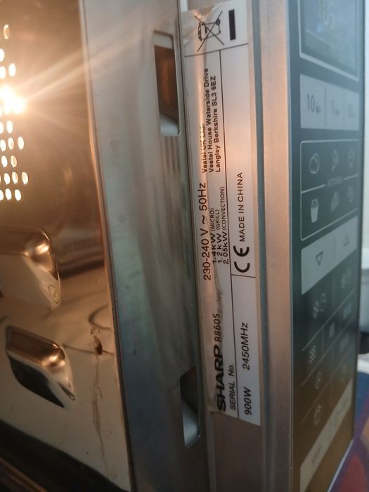 Vând cuptor cu microunde Sharp