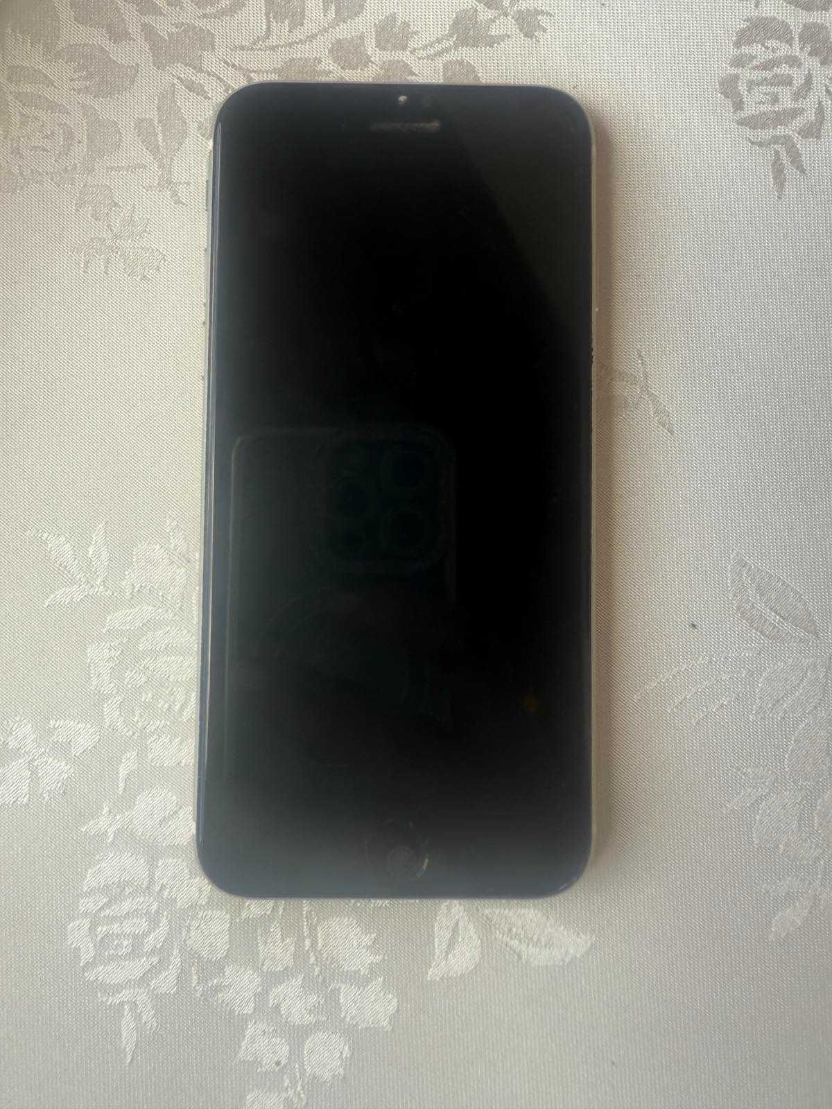 Iphone se 2020 в много добро състояние
