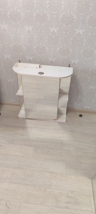 Продаю шкафчик с  зеркалом для ванной комнаты